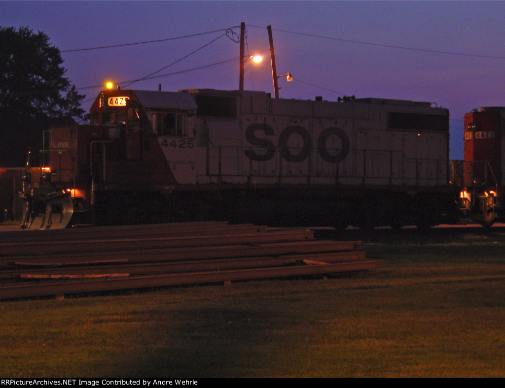 SOO 4425 rumbles quietly in the dark